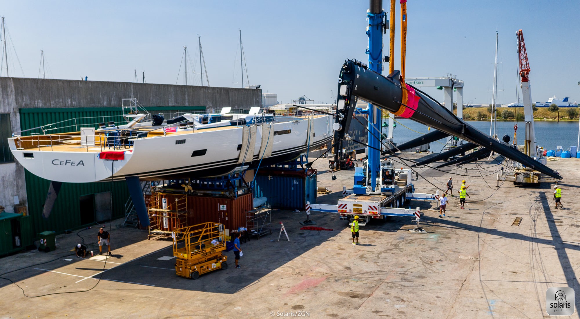 Solaris110_Composite_Pre-Preg_Carbon_Fiber_Yacht_Mast_Harbour